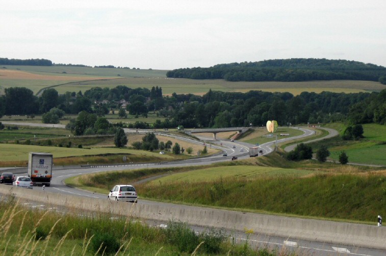 Sculpture vgtale "Pomme Saint Clair,  porte de la Normandie" Bretelle acces RN14 Saint Clair sur Epte en venant de Paris.