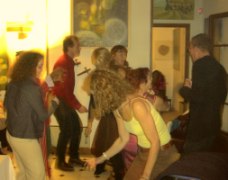 aprs le vernissage, on danse dans le muse de la pomme !