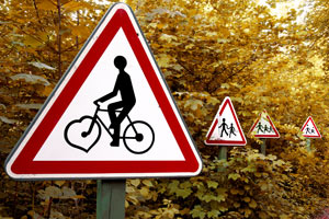 copyright 2005 Pierre Marcel.  Aventure Land, Magny en Vexin, Val d'Oise (95),Art'hieul, dition 2005 :  La contribution de l'artiste Pierre Marcel, panneaux de signalisation dtourns