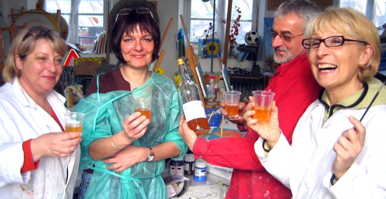 de gauche � droite : Fran�oise J., Brigitte, Jean-Pierre, Monique, d�gustent le jus de pomme de Saint Clair