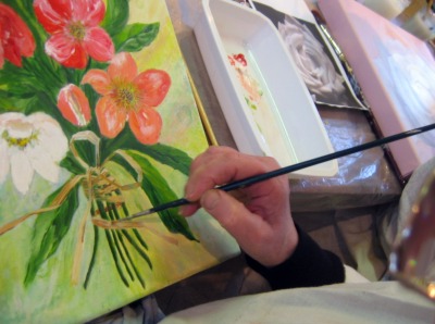 Un signe qui ne trompe pas, Lia tiens le pinceau asez loin de la virole, ce qui montre une certaine maitrise.