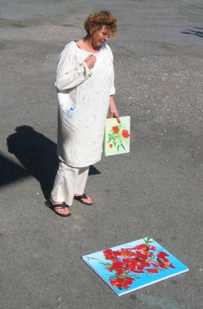 Sylvie pr�te toujours une attention souriante au travail de ses coll�gues de l'Atelier du Pommier;