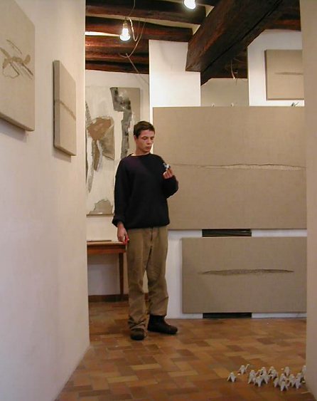 Benjamin dans la galerie Pierre Marcel, exposition Chat mot'� mot d�cembre 2002.