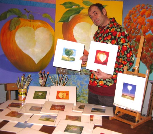 Pierre Marcel et sa collection de reproductions d'art de ses tableaux de coeurs