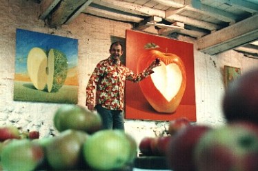 L'artiste et une de ses nombreuses chemises de pomme dsignes par Felice Pappa de Miami.