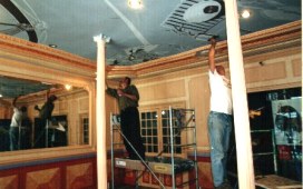 les dcorateurs au boulot ! Frdric Lre et Pierre Marcel  Gisors, dans le hall du cinma Jour De Fte.