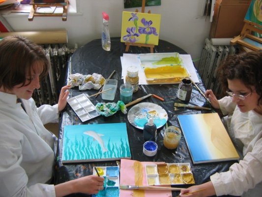 atelier peinture : les volontaires accompagnateurs du Secours Populaire se mettent elles aussi  la peinture