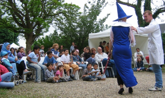 Improvisation thatrale bonne enfant, par le groupe "les Disjoncts"